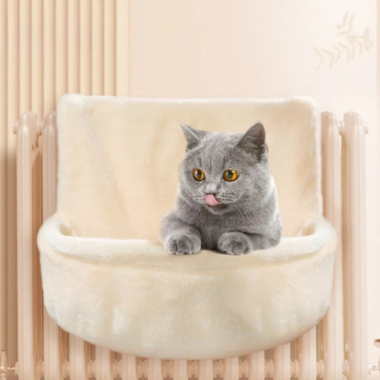 Hamac radiateur pour chat beige en peluche avec un chat gris installé dedans