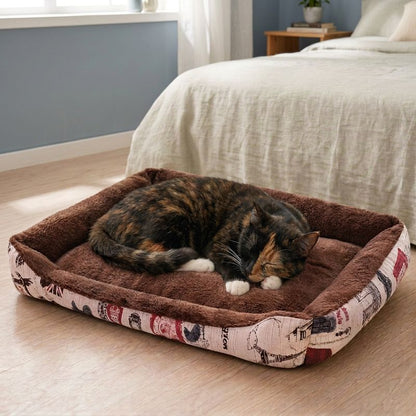 Panier a chat marron avec une chatte écaille de tortue endormie en boule dans une chambre