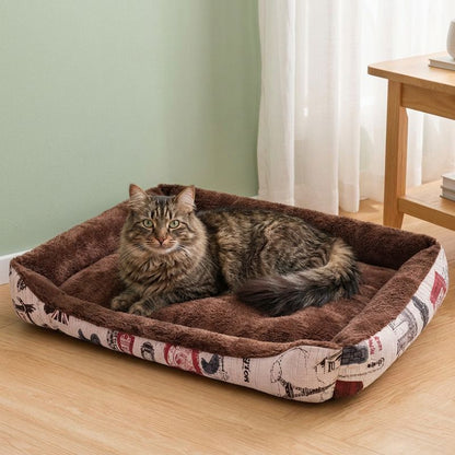 Panier a chat marron avec un chat tigré à poil long au repos près d’une table en bois