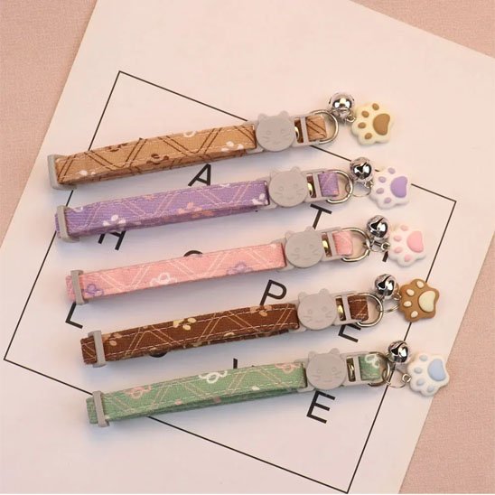 Collier anti étranglement chat avec médaille patte de chat clochette