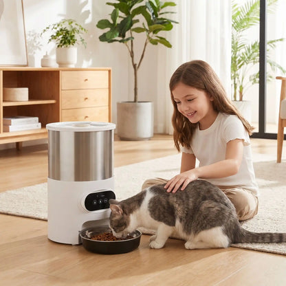 Distributeur croquette connecté 4.5L chat qui mange