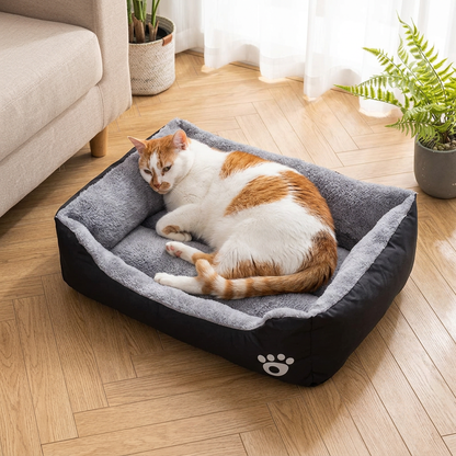 Panier pour grand chat noir et gris de 58 × 42 cm avec un chat roux et blanc couché en boule