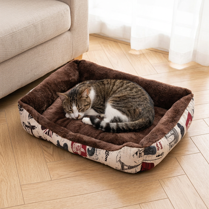 Grand panier pour chat Évasion marron de 58 × 42 cm avec un chat tigré et blanc couché en boule