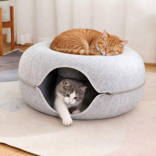 Panier chat donut gris clair avec un chat joueur dedans et un chat endormi dessus.