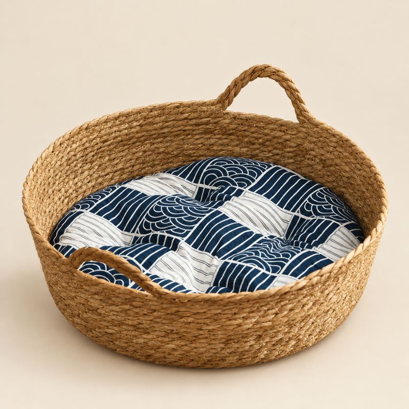 Panier chat rotin rond à deux poignées avec coussin bleu et blanc à motifs