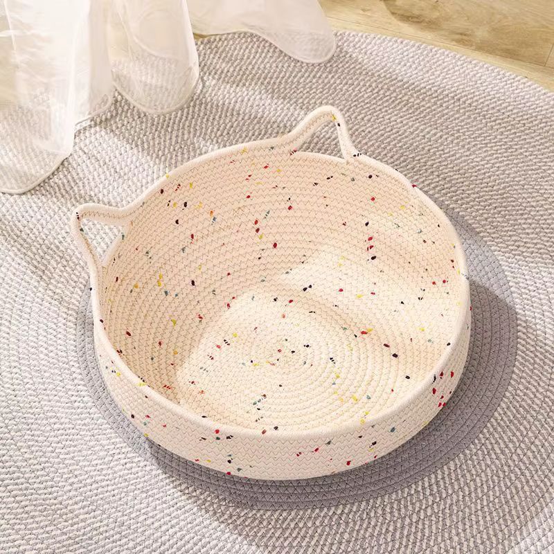 Panier chat rotin sans coussin, avec tressage clair à touches colorées et deux poignées 