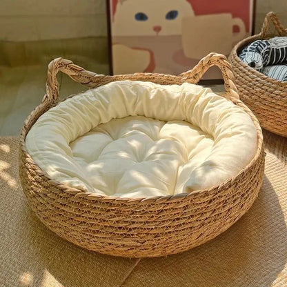 Panier chatons rond en osier avec coussin blanc rembourré et oreilles tressées
