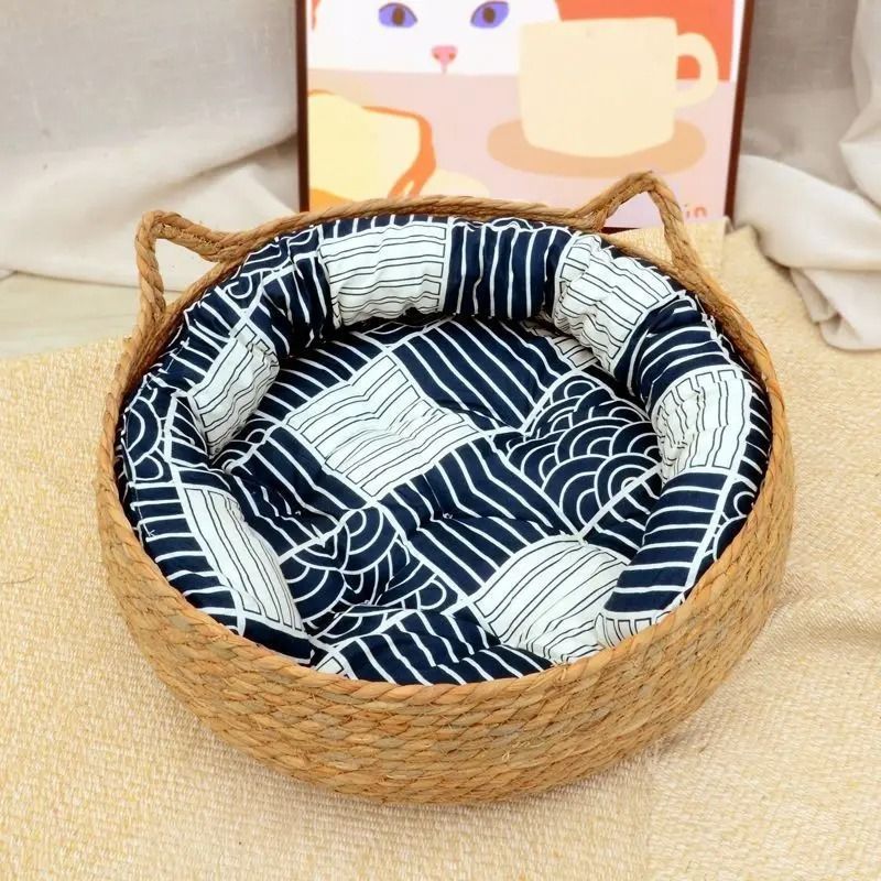 Panier chatons rond en osier avec coussin bleu à motifs blancs et oreilles tressées